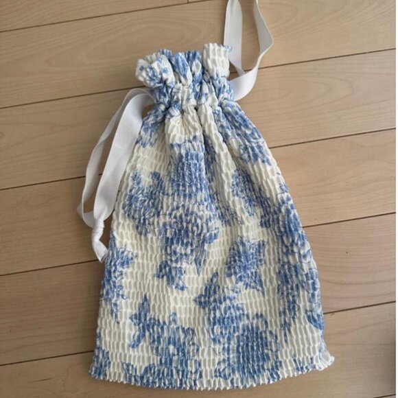 Triangl swimsuit bag in textured white fabric with blue floral print - Picture 6 of 7